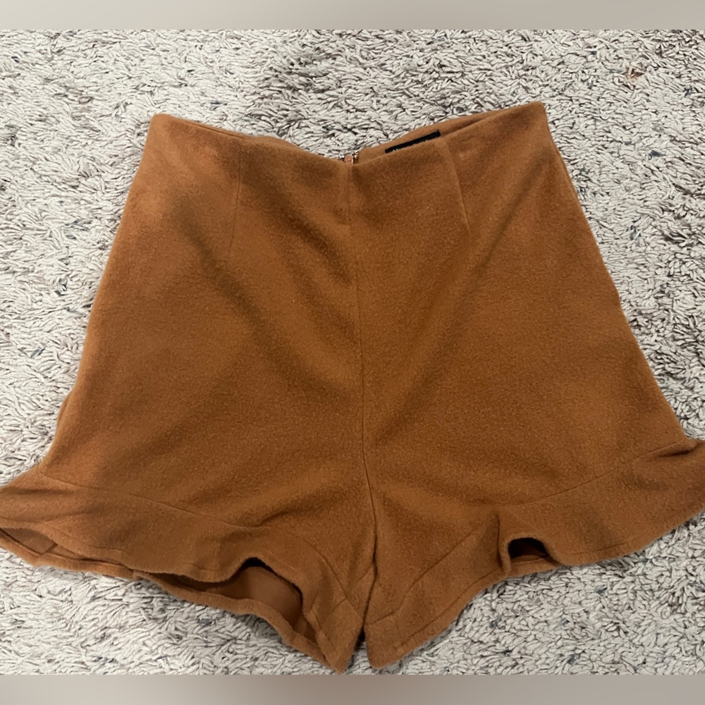 V ery j Camel Ruffle Shorts